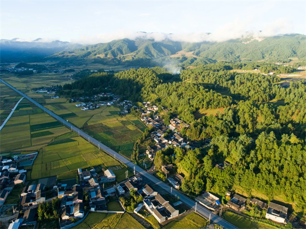 云南旅游,云南旅行社,云南團(tuán)建公司,云南策劃公司,云南會(huì)議會(huì)展,騰沖旅游,騰沖旅行社,騰沖團(tuán)建公司,騰沖策劃公司,騰沖會(huì)議會(huì)展：闖進(jìn)騰沖夏日綠野仙蹤！每一幀都是童話照進(jìn)現(xiàn)實(shí)